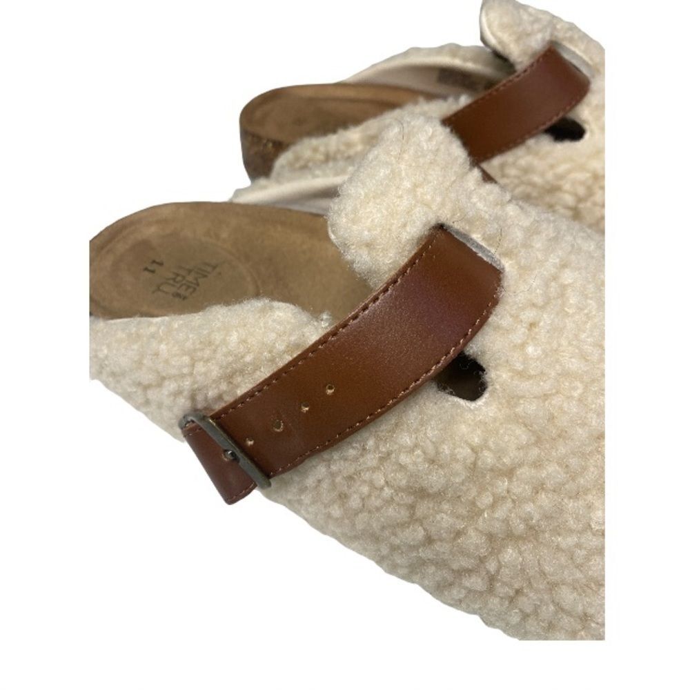 TIMEandTRU cream fuzzy slip on sneaker brn strap // 11